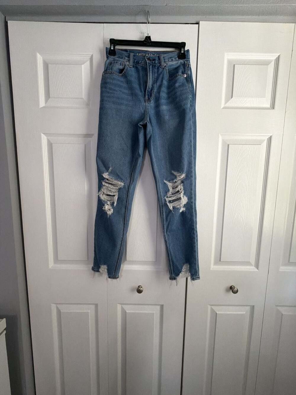 American Eagle Women's High Rise Mom Jeans Distressed Medium Wash
